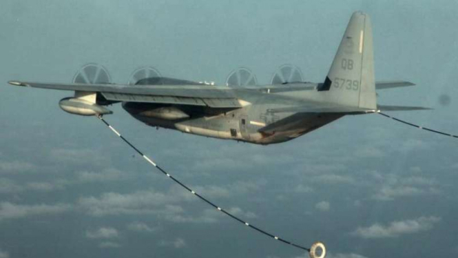 Pesawat Hercules KC-130 saat pengisian bahan bakar