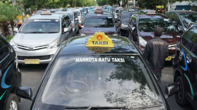 Para sopir taksi berunjuk rasa dengan mogok beroperasi di Solo, Jawa Tengah, pada Selasa pagi, 11 Juli 2017.