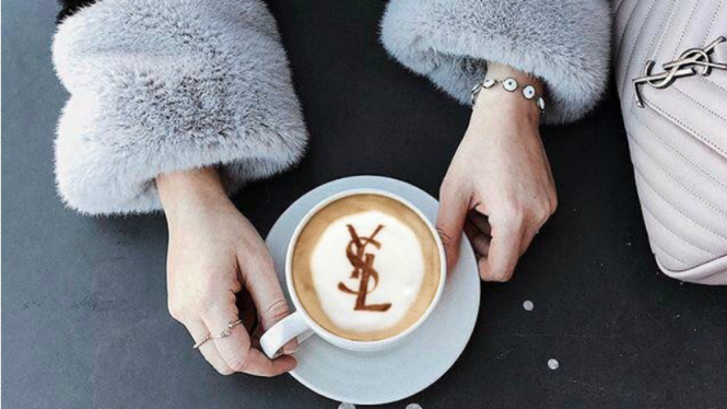 Latte art unik bertema fesyen.