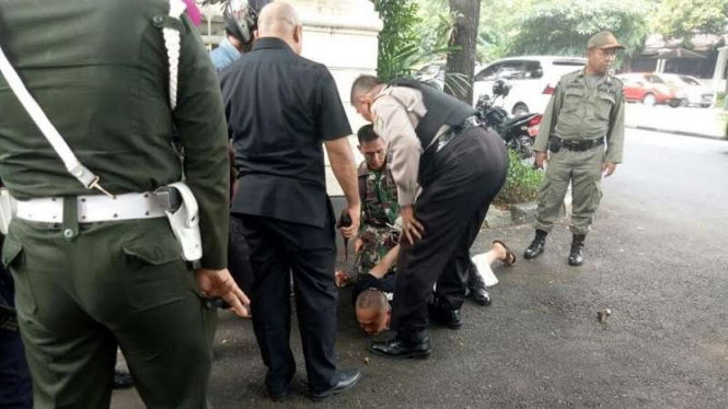 Mirwan saat ditangkap petugas di depan rumah Panglima TNI.