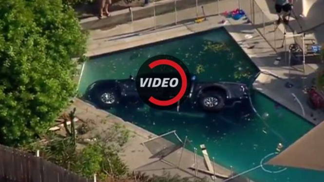 Ford Raptor terjun masuk kolam renang.