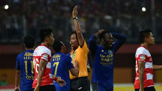 Wasit Kusni menganulir gol pemain Persib Bandung, Michael Essien