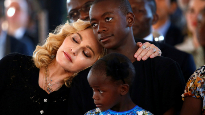 Madonna bersama anak angkatnya David Banda saat pembukaan rumah sakit.