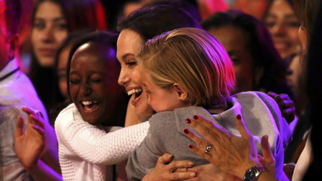 Angelina Jolie dan kedua putrinya, Zahara dan Shiloh.