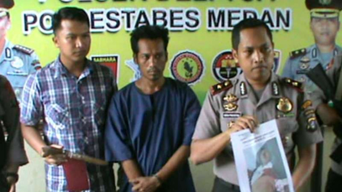 Polisi menunjukkan tersangka penikam hingga tewas seorang petugas sekuriti di Medan, Sumatera Utara.