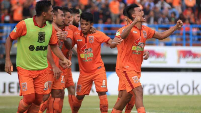 Pemain Pusamania Borneo FC rayakan gol