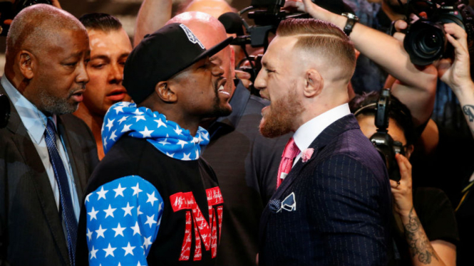 Floyd Mayweather Jr dan Conor McGregor dalam konferensi pers pertama