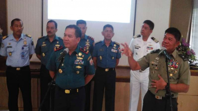 Danlantamal VIII Manado, Laksamana Pertama TNI Suselo (kanan)