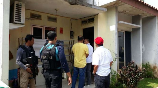 Polisi menggeledah rumah tersangka pengeroyok Hermansyah, ahli IT ITB.