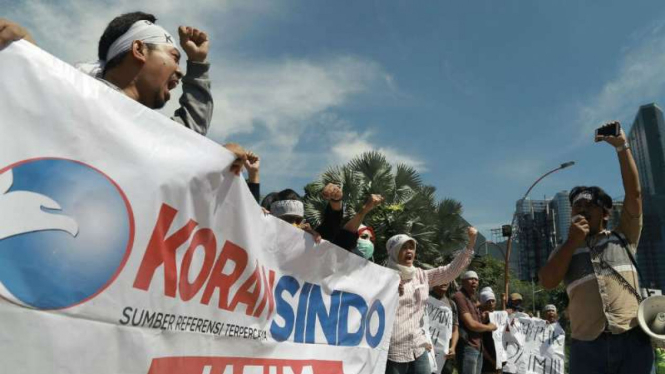 Karyawan dan jurnalis korban PHK Koran Sindo Jatim demo di Surabaya, Rabu, 12 Juli 2017.