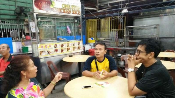 Para turis di Penang tatkala menunggu pesanan makanan di salah satu foodcourt