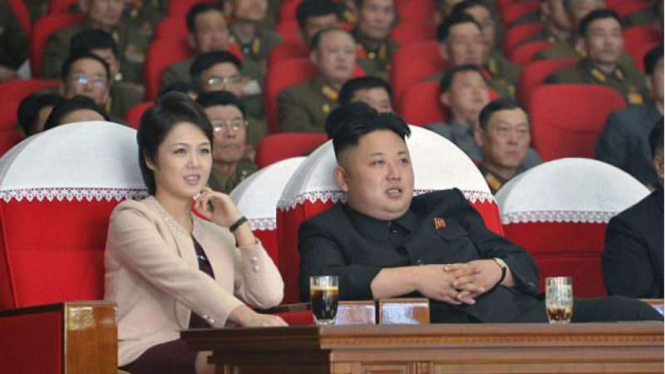 Kim Jong-un dan istrinya Ri Sol-ju pada saat menonton konser