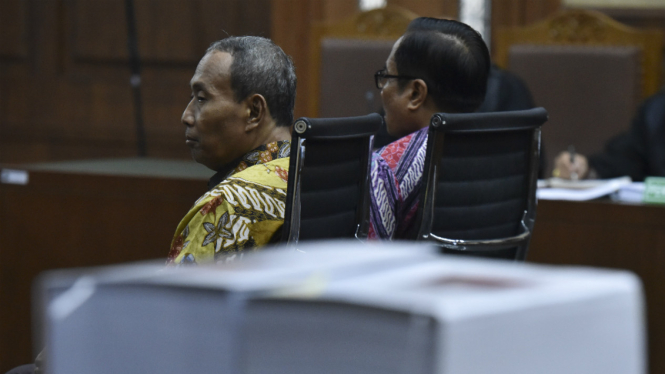 Terdakwa dugaan korupsi pengadaan KTP elektronik tahun angaran 2011-2012 Irman (kanan) dan Sugiharto menjalani sidang dengan agenda tuntutan di Pengadilan Tipikor, Jakarta, Kamis (22/6).