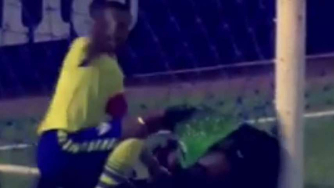 Kiper Persegres, Aji Saka terkapar di laga melawan Arema FC