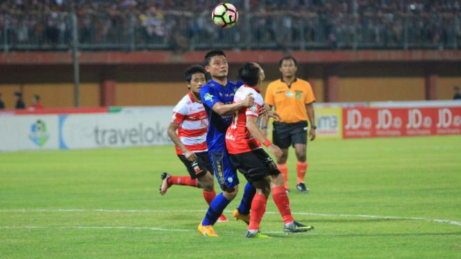 Slamet Nurcahyo (kanan) berebut bola dengan pemain Maung Bandung di SGRP Pamekasan.