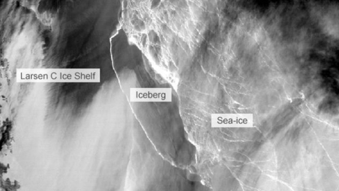 Citra gunung es di lembaran es Larsen C Antartika