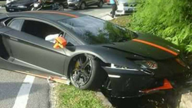 Lamborghini kecelakaan di Malaysia.