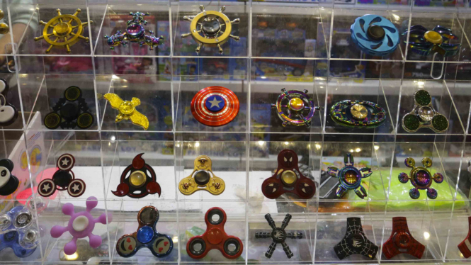 Sejumlah fidget spinner yang dijual di Jakarta.