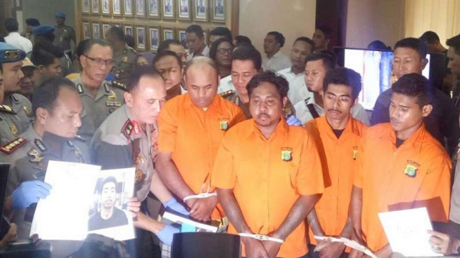 Empat pelaku pembacokan dan penganiayaan ahli ITB Hermansyah saat di Polda Metro Jaya beberapa waktu lalu.