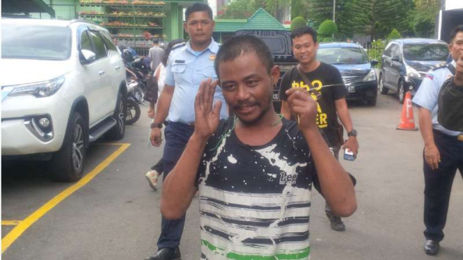 Budi Bewok (37) tahanan di Rutan Tanjung Gusta Medan Sumatera Utara yang diduga menalami gangguan jiwa saat menghadiri sidang ketiganya di pengadilan, Kamis (13/7/2017)