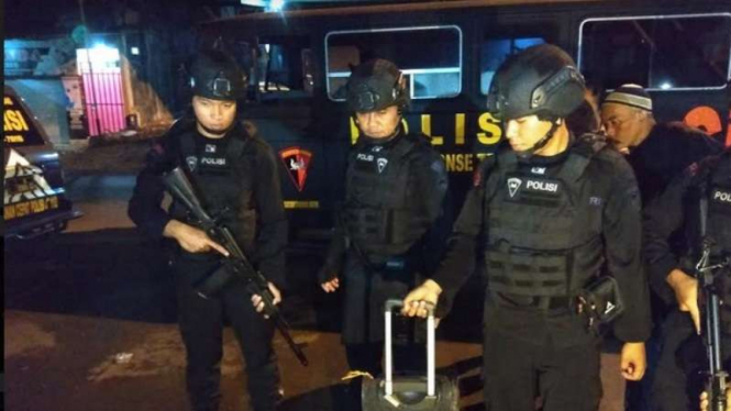 Polisi mengamankan sebuah koper misterius di Kota Malang.