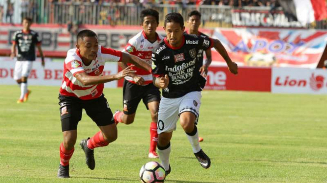 Penyerang Bali United, Irfan Bachdim (kanan)