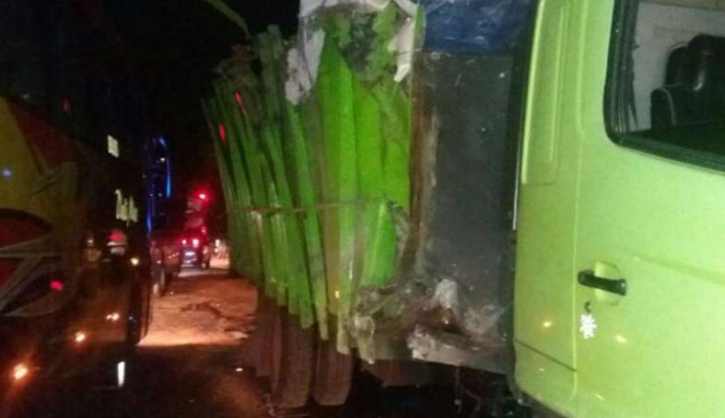  Truk dan bus yang terlibat kecelakaan maut di Kabupaten Probolinggo, Jawa Timur