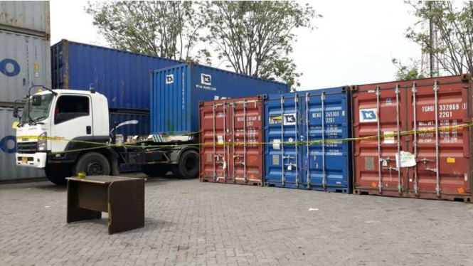 Truk kontainer yang mengangkut limbah beracun dari luar negeri yang ditemukan di Surabaya Jawa Timur, Jumat (14/7/2017)