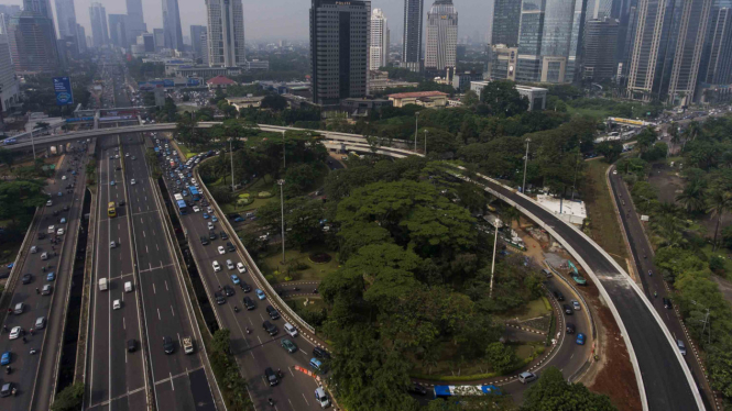 Pembangunan Simpang Susun Semanggi di Jakarta. 