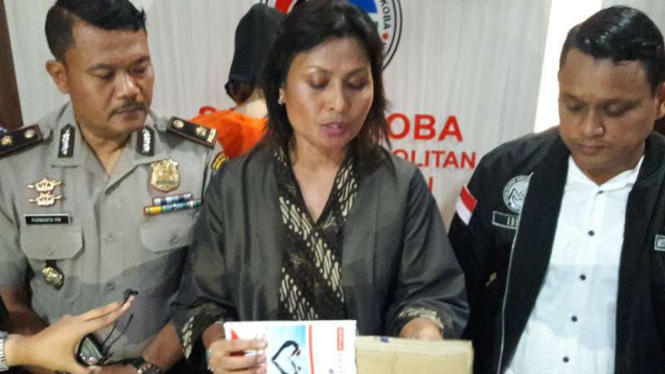 Aparat Polres Jakarta Selatan menjelaskan  penangkapan wanita kurir sabu