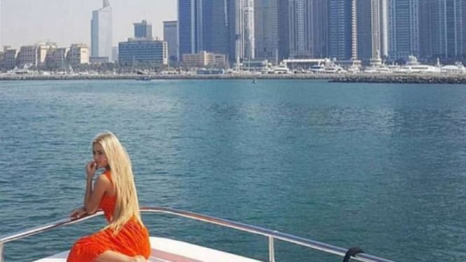 Foto wanita muda di atas kapal pesiar di Dubai