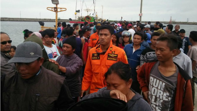 Pencarian nelayan hilang akibat kapal terbalik di Laut Selatan Kebumen, Jateng.