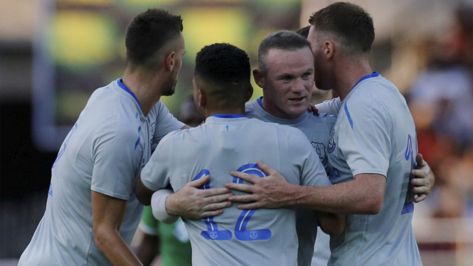 Aksi Wayne Rooney saat Membela Everton 