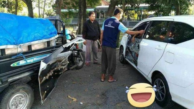 Pintu mobil LCGC tersangkut di motor roda tiga.