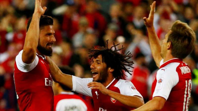 Para pemain Arsenal rayakan gol Olivier Giroud