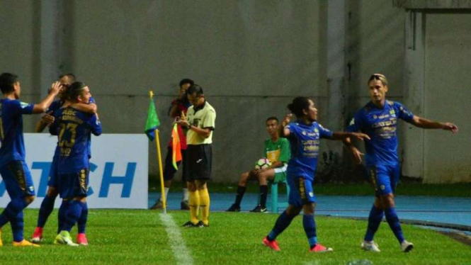 Para pemain Persib Bandung rayakan gol Billy Keraf