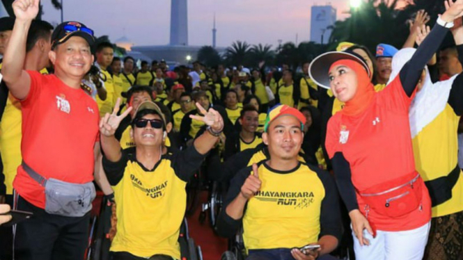 Kapolri Jenderal Tito Karnavian melepas peserta Bhayangkara Run 2017.