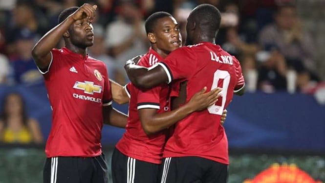 Para pemain Manchester United merayakan gol Anthony Martial (tengah)