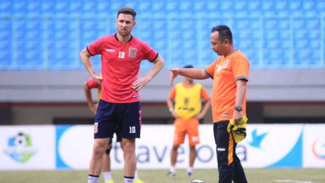 Pelatih Borneo FC, Ricky Nelson (kanan) dan penyerang Shane Smeltz