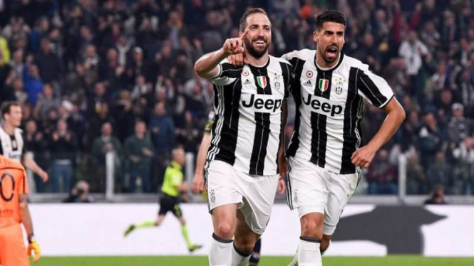 Penyerang Juventus, Gonzalo Higuain (kiri)