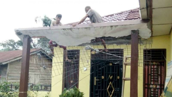 Warga di Kabupaten Padang Sidempuan memperbaiki secara swadaya dampak gempa bumi yang merusak rumah mereka, Jumat (14/7/2017)