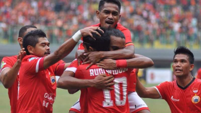 Para pemain Persija Jakarta merayakan gol