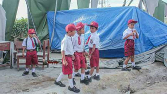 Ilustrasi sejumlah siswa Sekolah Dasar Gung Pinto di Kabupaten Karo yang menjadi korban terdampak erupsi Gunung Sinabung bersekolah di hari pertama mereka, Senin (17/7/2017)