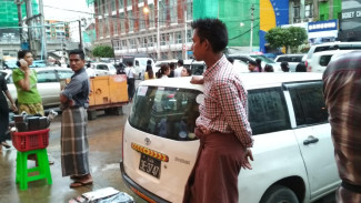 Terungkap, Alasan Orang Myanmar Suka Pakai Sarung