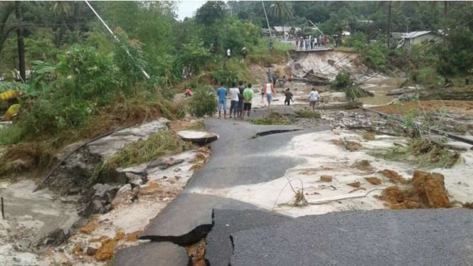 Salah satu dampak bencana banjir di Kabupaten Belitung, Minggu (16/7/2017). Hingga Rabu (18/7/2017), penanganan banjir ini masih belum selesai.