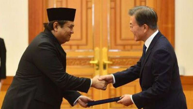 Dubes RI, Umar Hadi, (kiri) menyerahkan Surat Kepercayaan kepada Presiden Korea Selatan, Moon Jae-in. 