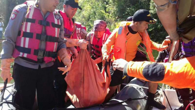 Tim SAR gabungan mengevakuasi korban kecelakaan di Danau Batur Kintamani Bali, Selasa (18/7/2017)