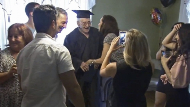 Kakek 97 tahun merayakan kelulusan SMA