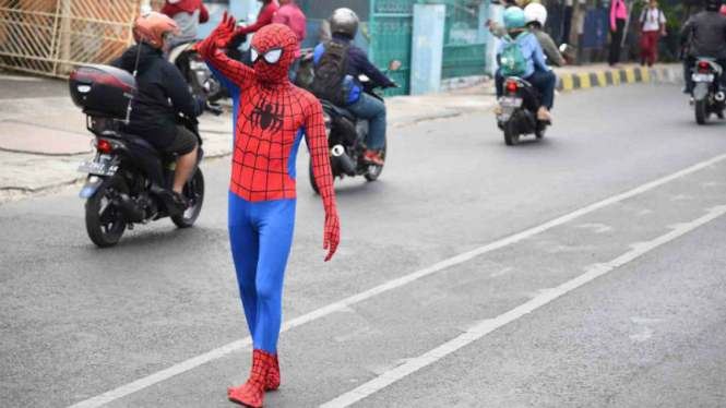 Aksi Spiderman atur lalu lintas di Kota Malang, Selasa, 18 Juli 2017.