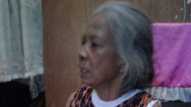 Harni (61 tahun) alias Nenek Jawo yang dituduh memperkosa bocah laki-laki inisial AR di Palembang, Sumatera Selatan.